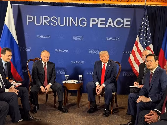 Vào khoảng 11h30 ngày 15/8 (giờ địa phương), cuộc hội đàm giữa hai nhà lãnh đạo Nga - Mỹ, với sự tham gia của các phụ tá thân cận, chính thức bắt đầu. Ảnh: X.