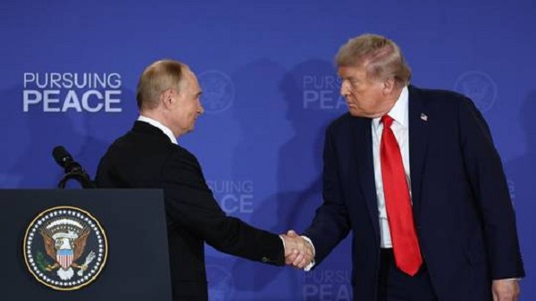 Khi kết thúc cuộc họp báo, Tổng thống Trump đã cảm ơn ông Putin vì những gì ông chủ Điện Kremlin mô tả là giọng điệu "thân thiện" và cách tiếp cận "hướng đến kết quả", nói rằng điều này có thể "khởi đầu cho chúng ta trên con đường hướng tới một giải pháp cho vấn đề Ukraine". Ảnh: RIA.