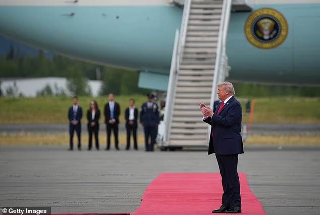 Tổng thống Trump vỗ tay chào đón nhà lãnh đạo Nga Putin. Ảnh: Getty.