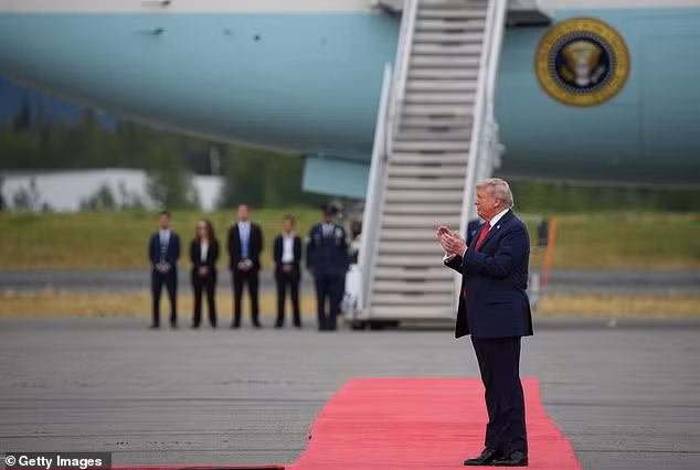 Tổng thống Trump vỗ tay chào đón nhà lãnh đạo Nga Putin. Ảnh: Getty.