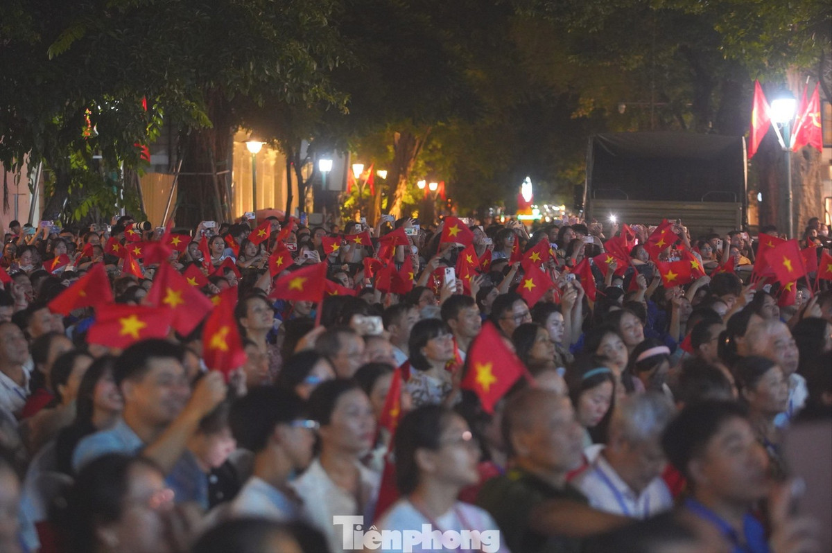 Âm nhạc của Hà Nội - Từ mùa Thu lịch sử năm 1945 tập hợp những ca khúc đã in sâu trong tâm trí người Việt như Du kích ca, Tiếng gọi Thanh niên, Hành quân ca, Mười chín tháng Tám, Bác đang cùng chúng cháu hành quân, Bài ca Trường Sơn...