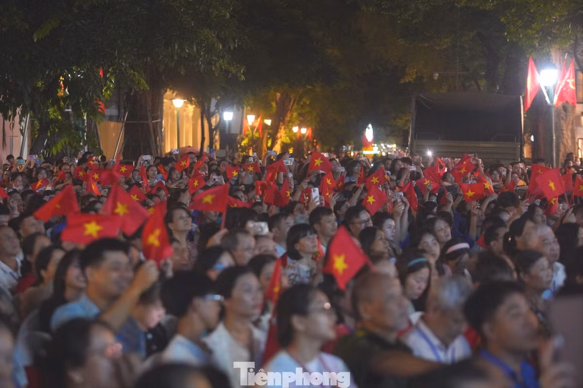 Âm nhạc của Hà Nội - Từ mùa Thu lịch sử năm 1945 tập hợp những ca khúc đã in sâu trong tâm trí người Việt như Du kích ca, Tiếng gọi Thanh niên, Hành quân ca, Mười chín tháng Tám, Bác đang cùng chúng cháu hành quân, Bài ca Trường Sơn...