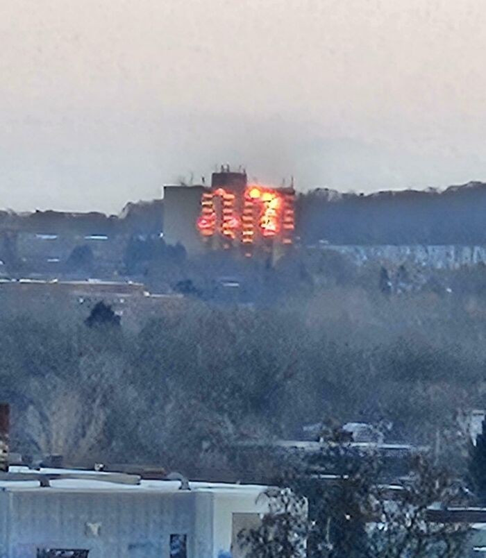 Bức ảnh chụp lúc hoàng hôn khiến tòa nhà này như đang bốc cháy.