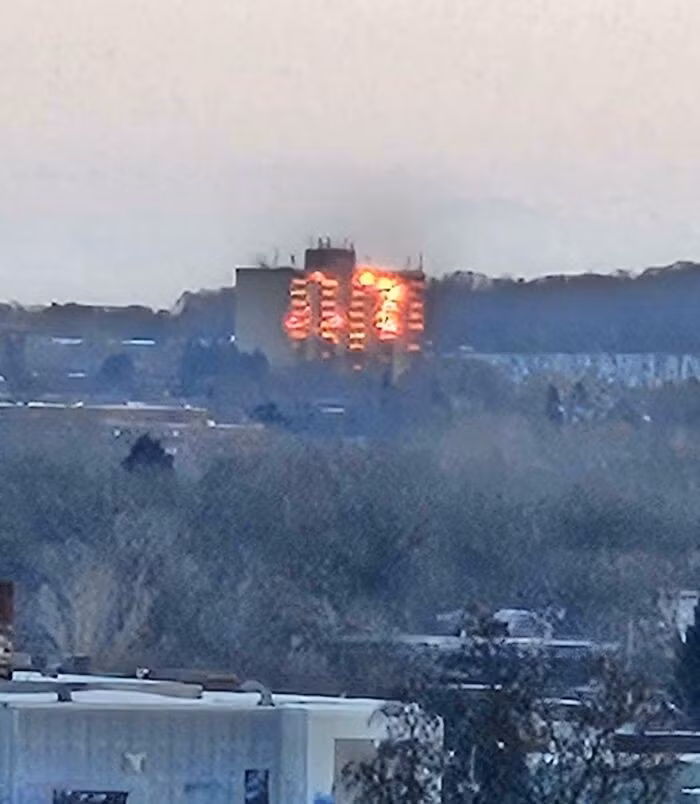 Bức ảnh chụp lúc hoàng hôn khiến tòa nhà này như đang bốc cháy.