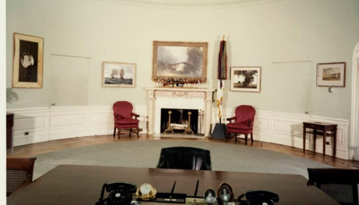 Một bức ảnh màu về Phòng Bầu dục dưới thời Tổng thống Dwight D. Eisenhower.