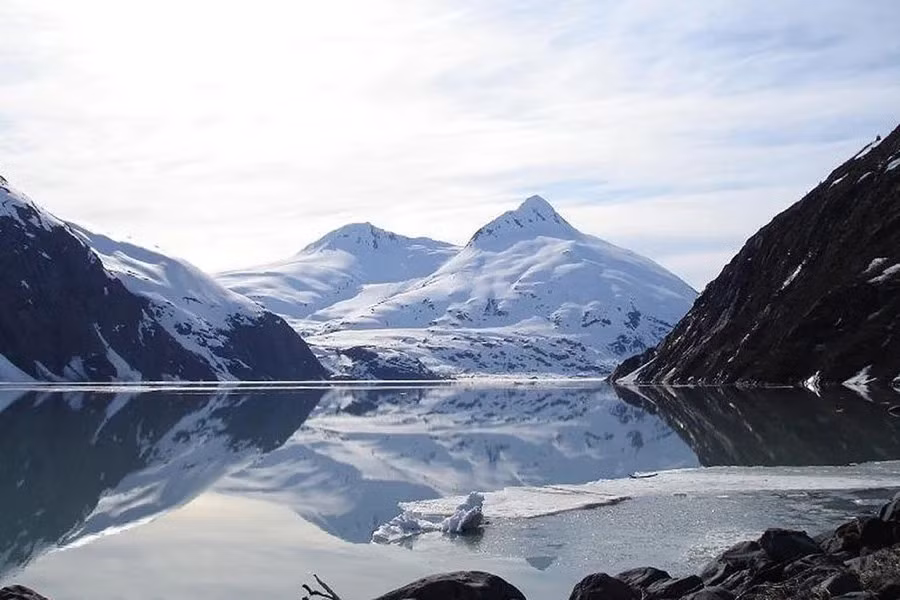 Quân đội vẫn hoạt động trong khu vực cho đến năm 1960, khi Whittier có dân số là 1.200 người. Sau khi binh lính rời đi, một số người vẫn ở lại thị trấn này và có cả cư dân mới chuyển đến. Ảnh: Flickr.