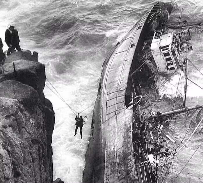 Người đàn ông cuối cùng được cứu sống trên một tàu đánh cá bị đắm ngoài khơi bờ biển phía Nam nước Anh, năm 1962.