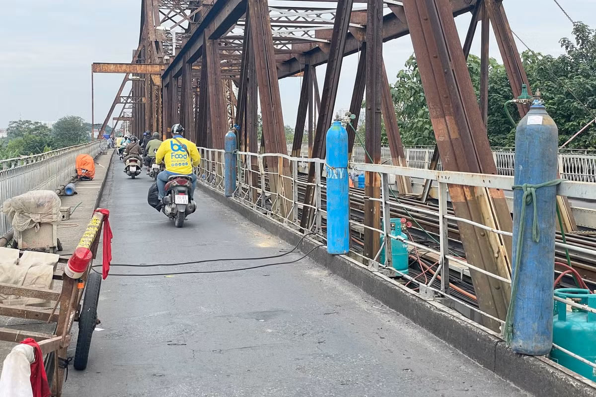 Nhiều bình khí, bình ga xuất hiện trên công trường.