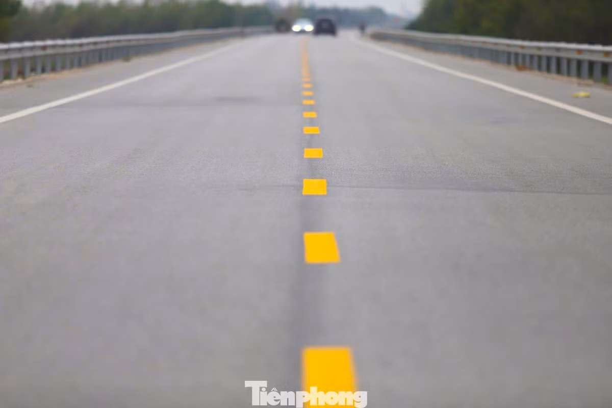 Toàn tuyến được xây dựng quy mô đường cấp III đồng bằng, mặt đường rộng 11m.