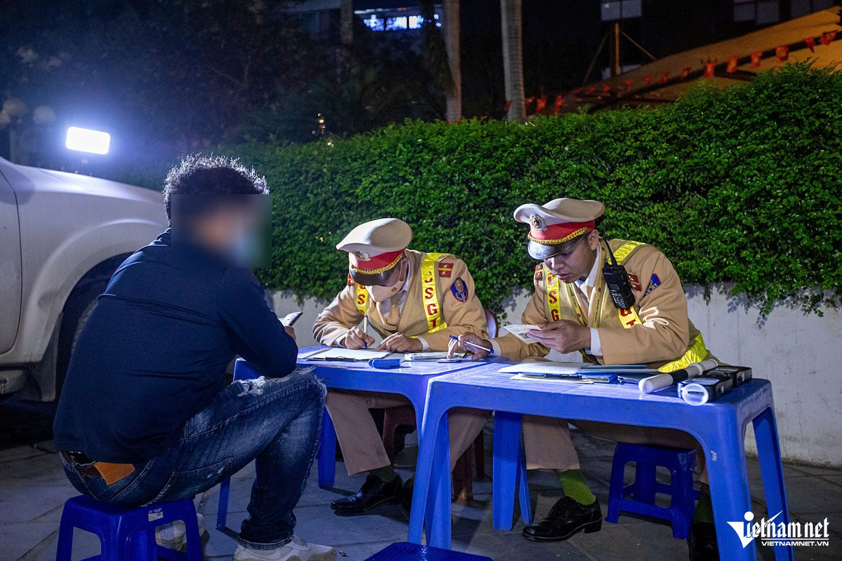 Đáng chú ý, tổ CSGT phát hiện tài xế K.J. (quốc tịch Hàn Quốc) điều khiển ô tô biển số 30K-728.XX vi phạm nồng độ cồn ở mức 0,081 mg/L khí thở. Tài xế này cho biết đã uống nửa cốc bia rồi lái xe về nhà. Người này bày tỏ ủng hộ lực lượng chức năng tăng cường kiểm tra, xử lý vi phạm nồng độ cồn và cam kết không tái phạm.