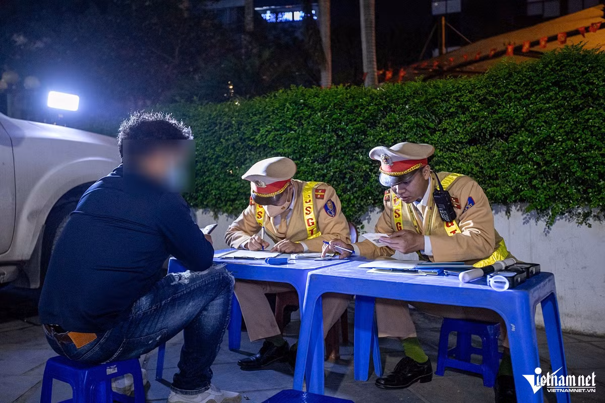 Đáng chú ý, tổ CSGT phát hiện tài xế K.J. (quốc tịch Hàn Quốc) điều khiển ô tô biển số 30K-728.XX vi phạm nồng độ cồn ở mức 0,081 mg/L khí thở. Tài xế này cho biết đã uống nửa cốc bia rồi lái xe về nhà. Người này bày tỏ ủng hộ lực lượng chức năng tăng cường kiểm tra, xử lý vi phạm nồng độ cồn và cam kết không tái phạm.