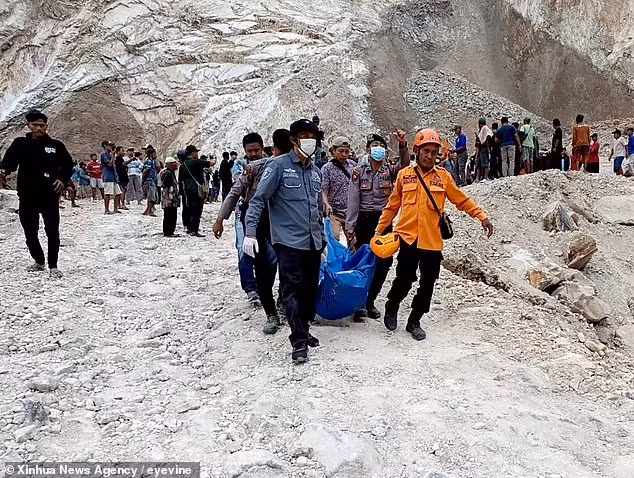 Chỉ huy quân khu của khu vực Mukhammad Yusron cho biết, cuộc tìm kiếm tạm dừng vào khoảng 17 giờ chiều 30/5 vì trời tối và chính quyền lo ngại sẽ có thêm vụ sạt lở. Hoạt động tìm kiếm tiếp tục vào ngày 31/5.