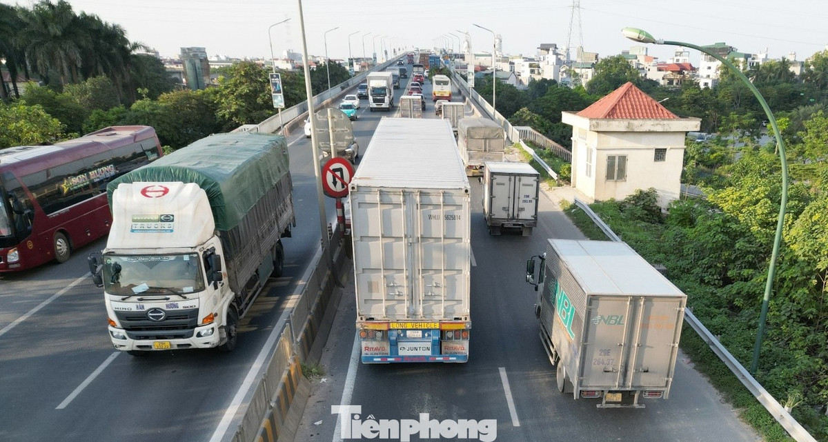 Việc này đã làm giao thông qua lại khó khăn, ùn tắc ở hai đầu cầu luôn diễn ra.