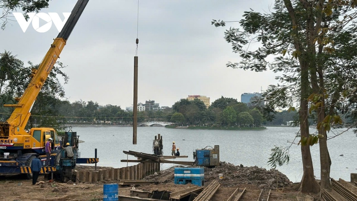 Nhiều thiết bị cơ giới và nhân công được huy động nhằm đảm bảo tiến độ trong điều kiện thi công hạn chế về mặt bằng.