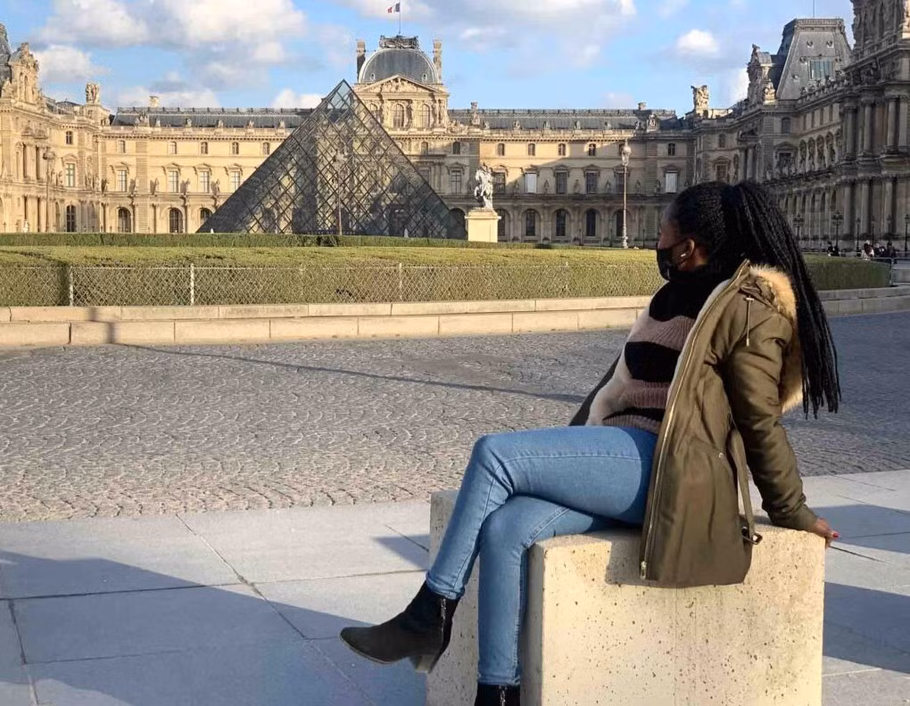 Bảo tàng Louvre ở Paris, Pháp, là bảo tàng nghệ thuật được ghé thăm nhiều nhất trên thế giới. Bảo tàng Louvre đón một lượng lớn du khách mỗi năm, với 8,7 triệu lượt khách vào năm 2024. Ảnh: DC.