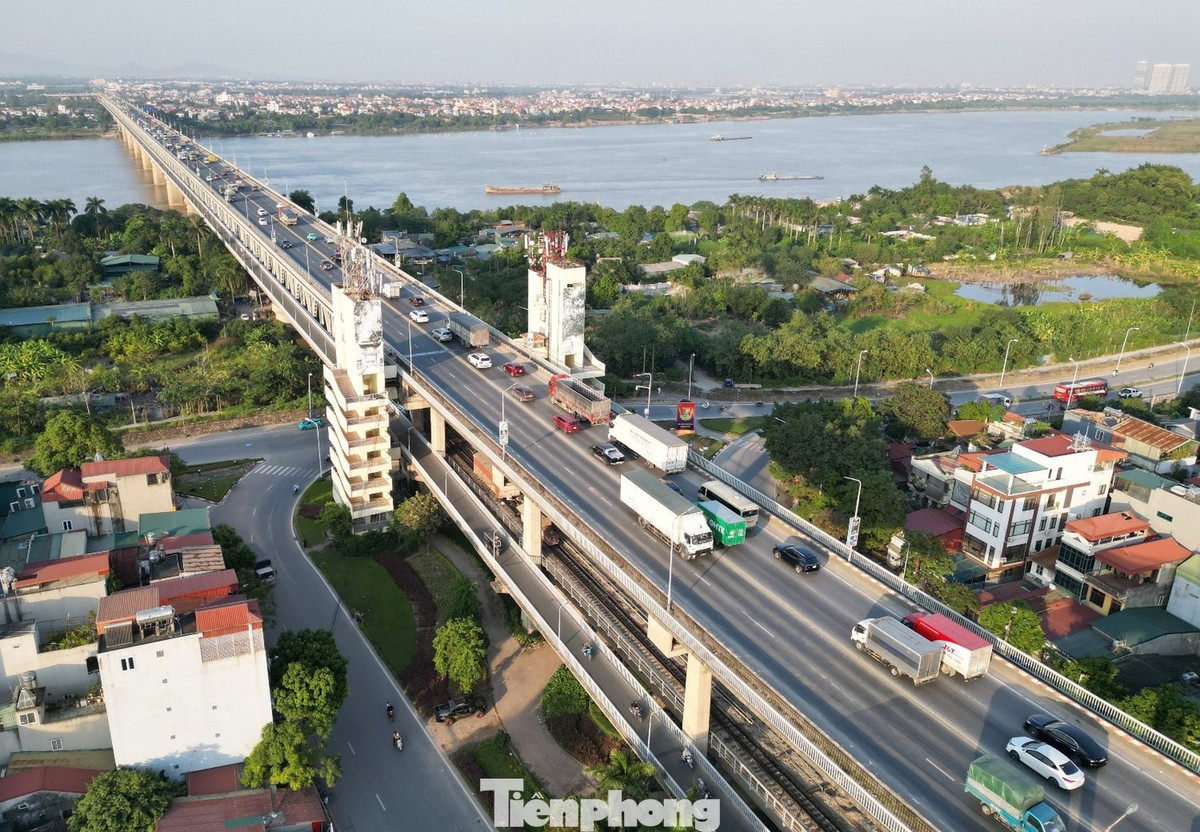 Cầu Thăng Long bắc qua sông Hồng nằm trên đường Vành đai 3. Ở tầng 2 đang là cầu dành cho ô tô có lưu lượng phương tiện qua lại lớn tại khu vực phía Tây Hà Nội.