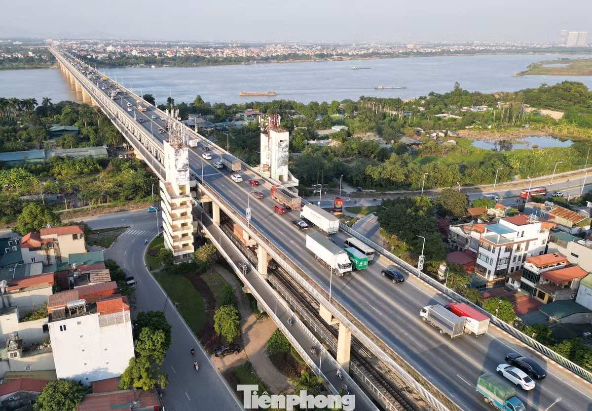 Cầu Thăng Long bắc qua sông Hồng nằm trên đường Vành đai 3. Ở tầng 2 đang là cầu dành cho ô tô có lưu lượng phương tiện qua lại lớn tại khu vực phía Tây Hà Nội.