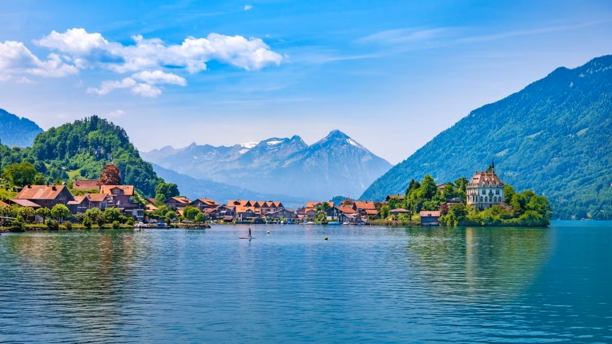 Thụy Sĩ là vùng đất của những hồ nước, với hơn 1.500 hồ chiếm khoảng 6% diện tích bề mặt. Ảnh: Shutterstock.