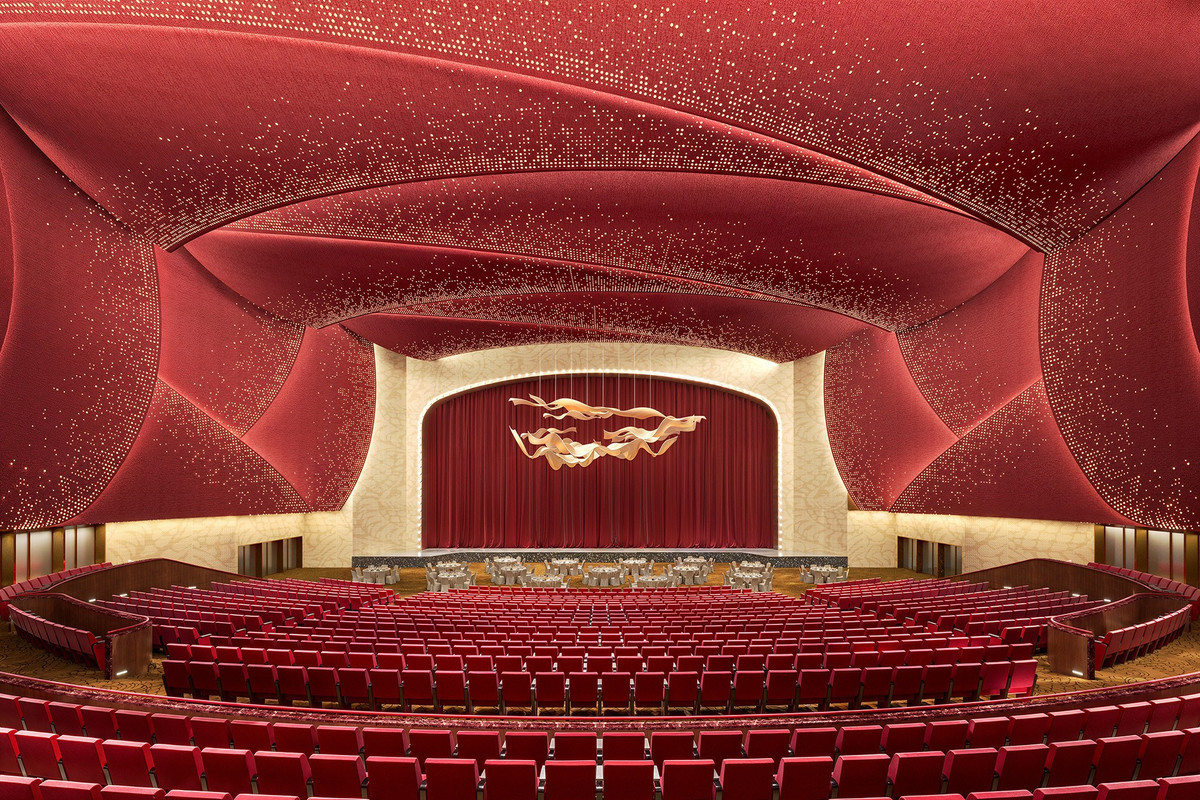 Không gian được trang bị nội thất và những thiết bị âm thanh, ánh sáng hiện đại đảm bảo có thể tổ chức các show diễn, concert quốc tế.