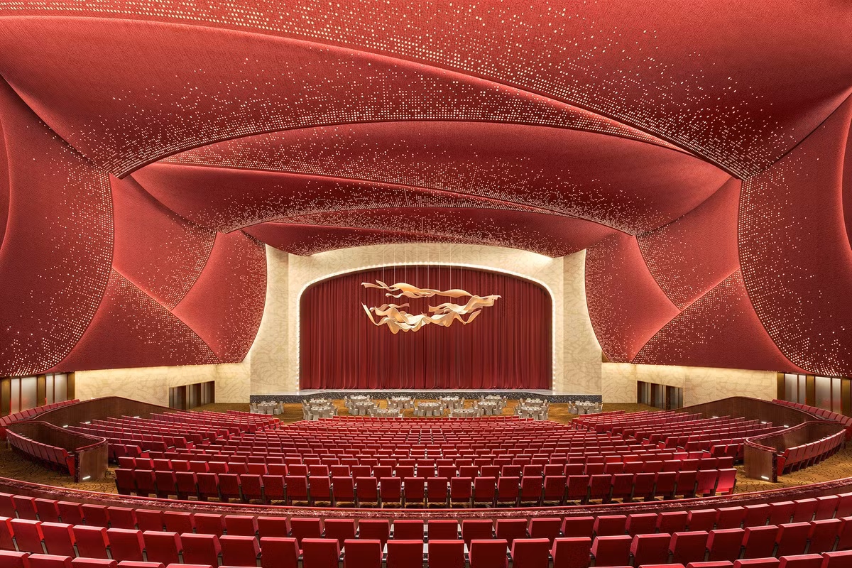 Không gian được trang bị nội thất và những thiết bị âm thanh, ánh sáng hiện đại đảm bảo có thể tổ chức các show diễn, concert quốc tế.