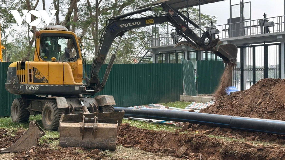 Máy xúc triển khai đào hố, thi công rãnh đặt ống theo cao độ thiết kế, phục vụ lắp đặt hệ thống thoát nước.