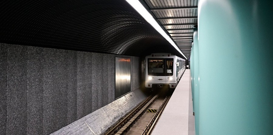 Hệ thống tàu điện ngầm Budapest là hệ thống lâu đời thứ hai trên thế giới, với tuyến đầu tiên (M1) được khánh thành vào năm 1896. Tuyến M1 của Budapest đã được UNESCO công nhận là Di sản Thế giới vào năm 2002 nhờ vào lịch sử lâu đời, thiết kế tiên tiến và ý nghĩa văn hóa của nó. Ảnh: pestbuda.