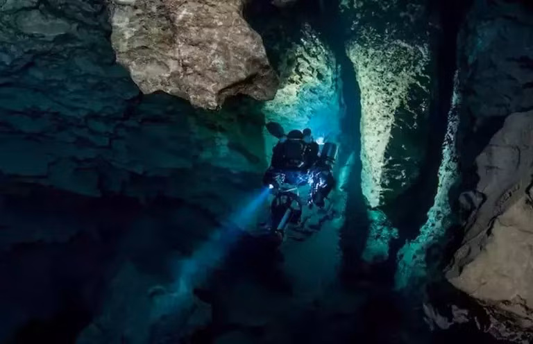 Theo Enjoy Travel, Budapest là nơi có hệ thống hang động nhiệt lớn nhất thế giới. Bên dưới lòng thành phố có một mạng lưới hang động lớn, bao gồm cả hang Molnár János, một trong những hang động nước nóng lớn nhất thế giới, và nhiều hang khác được tạo ra từ quá trình hình thành địa chất và khai thác đá. Ảnh: Enjoy Travel.