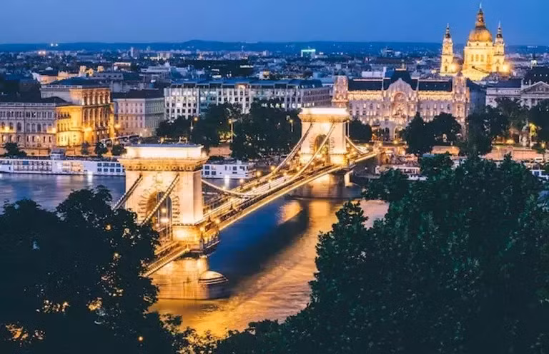 Budapest được công nhận là một trong những thành phố có cảnh quan đô thị nổi bật nhất thế giới. Ảnh: Enjoy Travel.