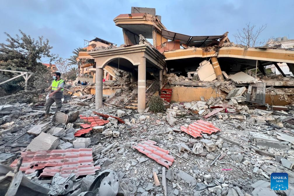 Trong tuyên bố ngày 6/11, Quân đội Israel cho biết họ đã "bắt đầu tiến hành một loạt cuộc tấn công nhằm vào các mục tiêu quân sự của Hezbollah ở miền nam Lebanon". Người phát ngôn của Quân đội Israel Avichay Adraee đã đưa ra cảnh báo sơ tán cụ thể cho các ngôi làng Al-Tayyiba, Tayr Debba và Aita al-Jabal. Ảnh: Xinhua.