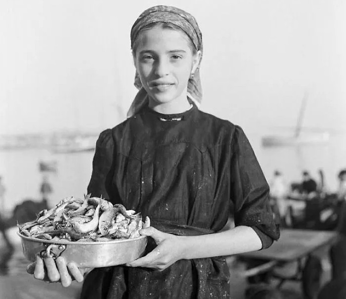 Một cô gái bán hàng rong bên bờ biển ở Hà Lan những năm 1940.