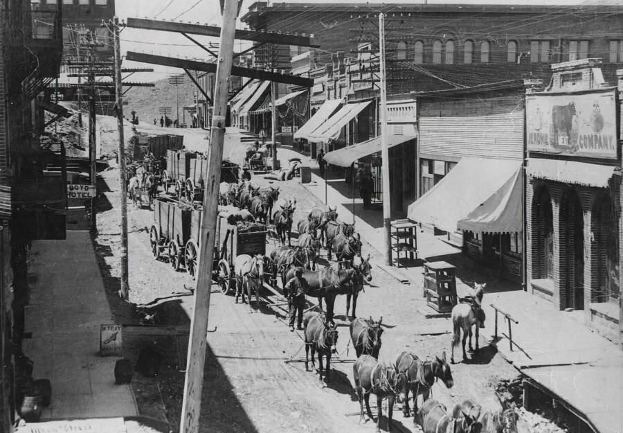 Một con phố ở Jerome, Arizona, vào khoảng năm 1900. Đến năm 1903, thị trấn khai thác mỏ này được biết đến là "thị trấn nguy hiểm nhất miền Tây" vì có quá nhiều quán bar và sòng bạc.