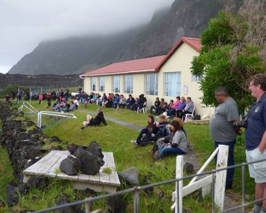 Cư dân của Edinburgh of the Seven Seas chủ yếu làm ngư nghiệp và nông nghiệp, tạo nên một cấu trúc kinh tế địa phương tự cung tự cấp.