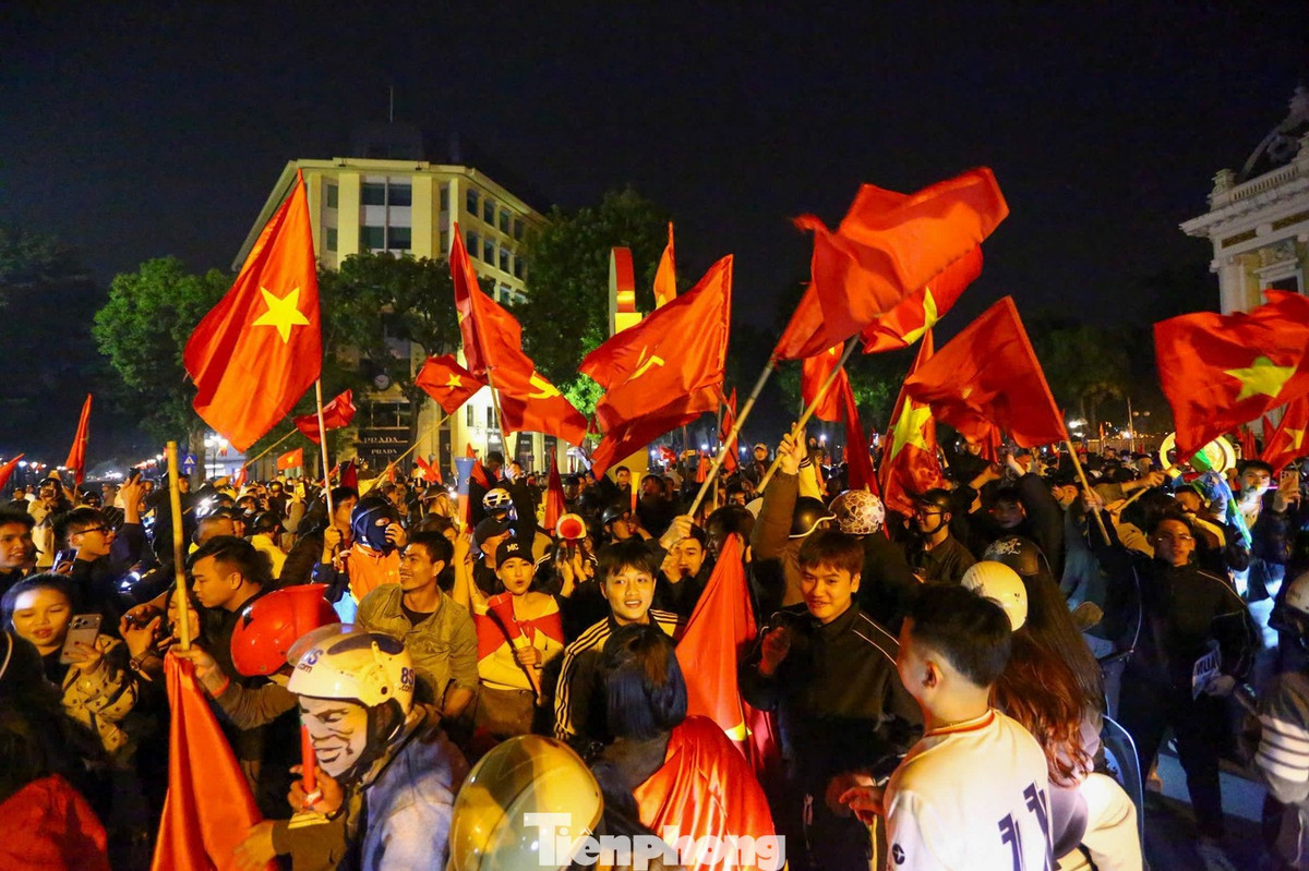 Các cổ động viên nhảy múa, hò reo cuồng nhiệt trên đường phố.