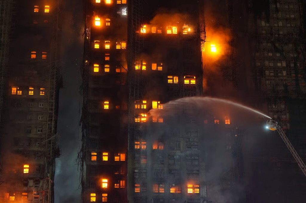 Tổng cộng 128 xe cứu hỏa, 57 xe cứu thương, 767 lính cứu hỏa và 400 cảnh sát đã được triển khai để dập tắt đám cháy dữ dội tại khu chung cư Wang Fuk Court. Ảnh: SCMP.