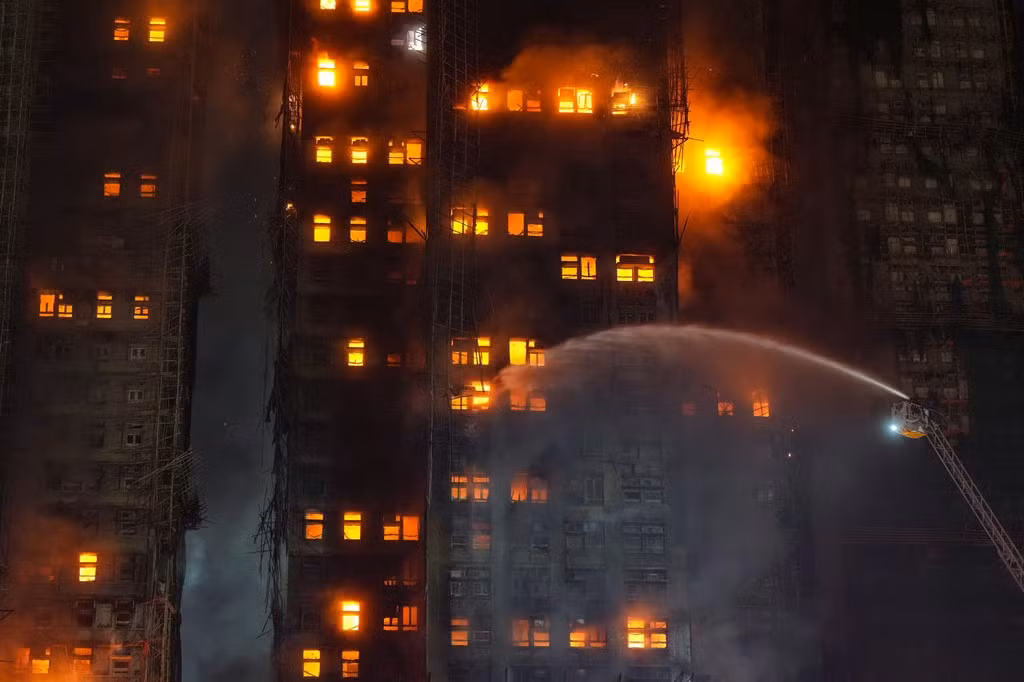 Tổng cộng 128 xe cứu hỏa, 57 xe cứu thương, 767 lính cứu hỏa và 400 cảnh sát đã được triển khai để dập tắt đám cháy dữ dội tại khu chung cư Wang Fuk Court. Ảnh: SCMP.