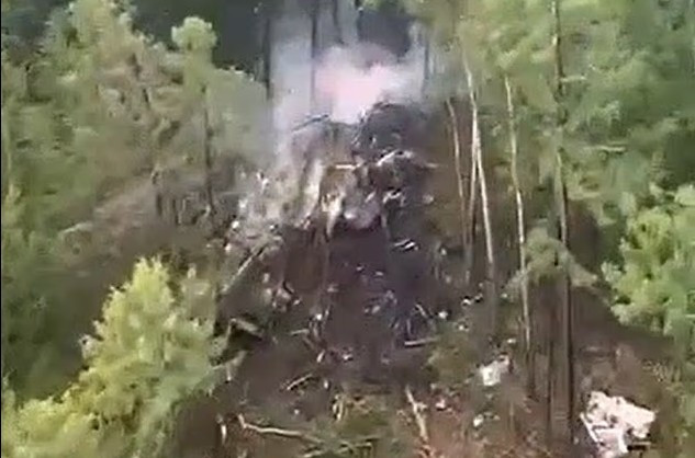 Chiếc máy bay được xác nhận đã rơi sau khi trực thăng do Bộ Tình trạng Khẩn cấp Nga điều động phát hiện mảnh vỡ thân máy bay trên sườn núi cách Tynda khoảng 16 km. Ảnh: Telegram.