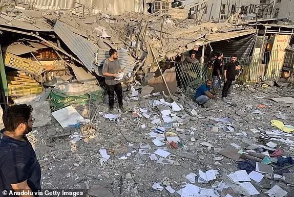 Trong một tuyên bố được phát trên truyền hình nhà nước, Lực lượng Vệ binh Cách mạng Hồi giáo Iran tuyên bố sẽ đáp trả "tàn khốc" cuộc tấn công của Israel. Ảnh: Một khu vực bị hư hại sau cuộc tấn công của Israel nhằm vào Iran. Ảnh: Anadolu/Getty.