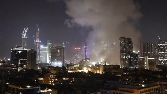 Trong ngày 13/6, Quân đội Iran đã phóng khoảng 100 máy bay không người lái về phía Israel nhằm đáp trả cuộc tấn công phủ đầu của Tel Aviv trước đó. Ảnh: Khói bốc lên ở Tel Aviv, Israel, sau cuộc tấn công trả đũa của Iran. Ảnh: Global Look Press.