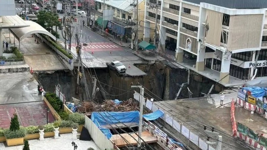 Theo The Thaiger, "hố tử thần" xuất hiện trên đoạn đường Samsen trước Bệnh viện Vajira ở quận Dusit, Bangkok, vào khoảng 7 giờ sáng ngày 24/9, sau khi đường ống nước ngầm bị vỡ. Ảnh: FB.