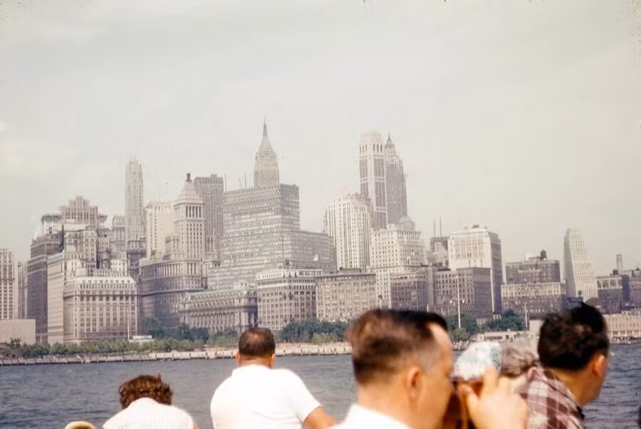 Khách du lịch trên một con tàu ở Cảng New York đang tiến về Manhattan.