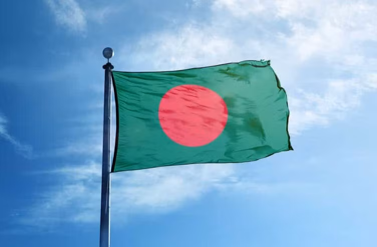 Theo trang Fact Institute, quốc kỳ của Bangladesh có nền xanh đậm, tượng trưng cho thảm thực vật phong phú của đất nước và niềm hy vọng đặt vào giới trẻ. Hình tròn màu đỏ tượng trưng cho mặt trời mọc và máu đã đổ trong cuộc đấu tranh giành độc lập. Ảnh: Shutterstock.