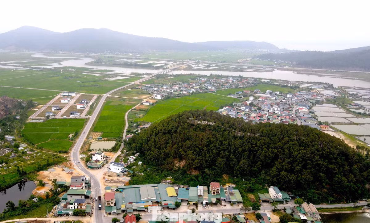 Tuyến đường ven biển đi qua nhiều khu dân cư, một số đoạn bị hạn chế tốc độ 40-50km/h.