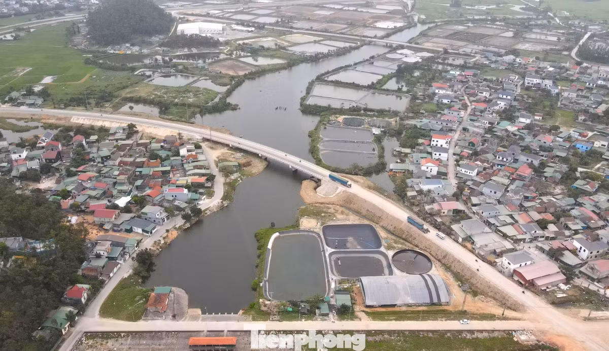 Duy chỉ còn khoảng 100m đoạn đường đầu cầu Nghi Tân (nối phường Cửa Lò với xã Trung Lộc) đang được đơn vị thi công đắp đất chờ theo dõi lún.