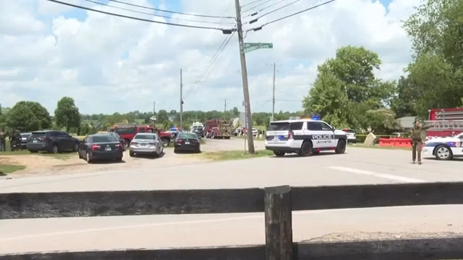 Thống đốc bang Kentucky Andy Beshear xác nhận hai người đi nhà thờ đã thiệt mạng, đồng thời gửi lời chia buồn tới gia đình các nạn nhân. Ảnh: WKYT.