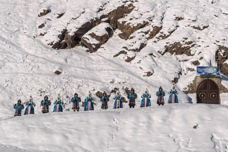 Những người Yakut trong trang phục truyền thống. Ảnh: Wikimedia Commons.