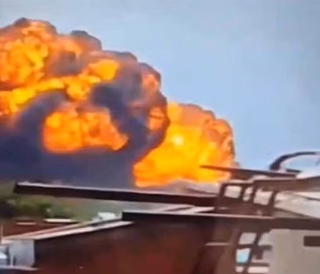 Hình ảnh từ video cho thấy, máy bay bay ở tầm thấp với phần mũi cố ngóc lên trên, sau đó phi cơ từ từ hạ độ cao và rơi xuống khu dân cư. Vài giây sau, một quả cầu lửa xuất hiện và khói đen bốc lên. Ảnh: DM.