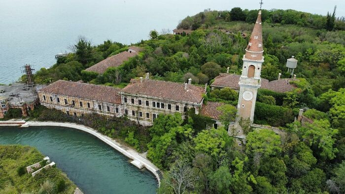 Trong nhiều thế kỷ, hòn đảo nhỏ Poveglia (Italy) từng là trạm kiểm dịch và nghĩa trang tập thể cho các nạn nhân dịch hạch. Ước tính có khoảng 100.000 người đã bị đưa đến đây và hòn đảo sau này trở thành nơi đặt một bệnh viện tâm thần cho đến năm 1968. Sau khi bệnh viện đóng cửa, hòn đảo hoàn toàn bị bỏ hoang.