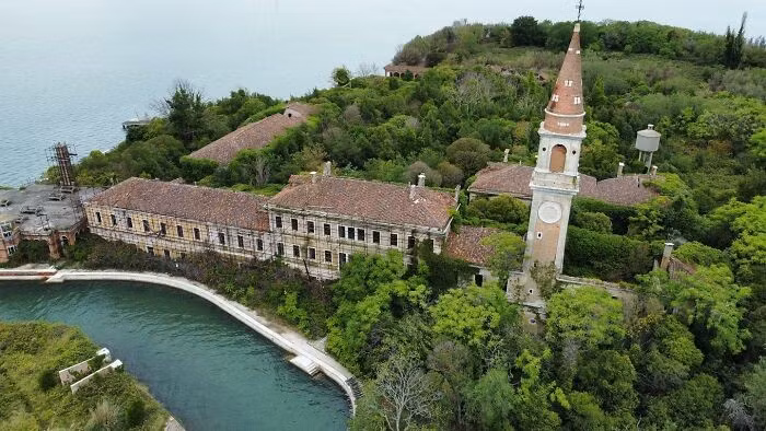 Trong nhiều thế kỷ, hòn đảo nhỏ Poveglia (Italy) từng là trạm kiểm dịch và nghĩa trang tập thể cho các nạn nhân dịch hạch. Ước tính có khoảng 100.000 người đã bị đưa đến đây và hòn đảo sau này trở thành nơi đặt một bệnh viện tâm thần cho đến năm 1968. Sau khi bệnh viện đóng cửa, hòn đảo hoàn toàn bị bỏ hoang.