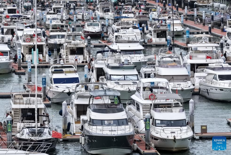 Một bức ảnh chụp từ trên cao vào ngày 23/8/2025 cho thấy những chiếc du thuyền tại một bến tàu ở Tam Á, tỉnh Hải Nam, miền nam Trung Quốc, khi bão đang tiến gần.