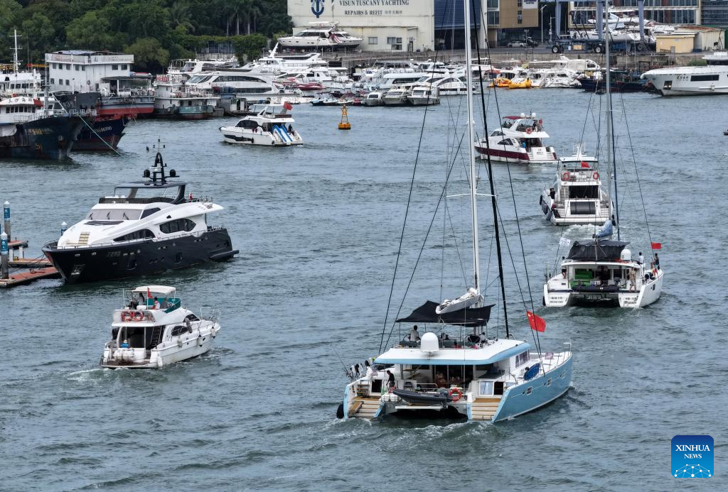 Theo cơ quan khí tượng, vào lúc 11 giờ sáng 23/8, tâm bão Kajiki nằm cách thành phố Tam Á của Hải Nam khoảng 650 km về phía đông trên biển và dự kiến ​​sẽ di chuyển về phía tây với tốc độ lên tới 25 km một giờ với cường độ dự kiến ​​sẽ tăng lên đáng kể.